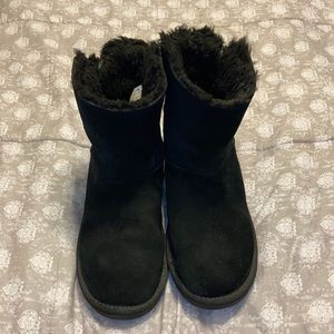 Black fur Koolaburra winter boots.